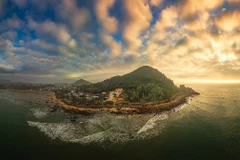 Hiện nay, dù vẫn chưa phát triển du lịch quy mô lớn, nhưng làng chài Tân Phụng bắt đầu có vài homestay do người dân địa phương làm chủ, phục vụ du khách theo kiểu “nhà trong làng”. Không có phòng sang trọng, điều hòa hay tiện nghi hiện đại, nhưng bù lại là tiếng sóng biển rì rào, gió biển mát lành và không khí trong lành, rất thích hợp cho các kỳ nghỉ dưỡng ngắn ngày. Ảnh Quan Nguyễn