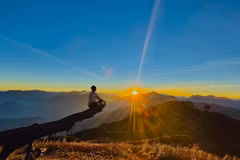 7 cung trekking mùa thu miền Bắc hút trekker với mây bồng bềnh, lúa chín vàng