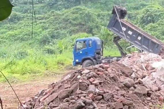 Khởi tố đối tượng đổ trái phép hơn 360 tấn chất thải xây dựng ra môi trường