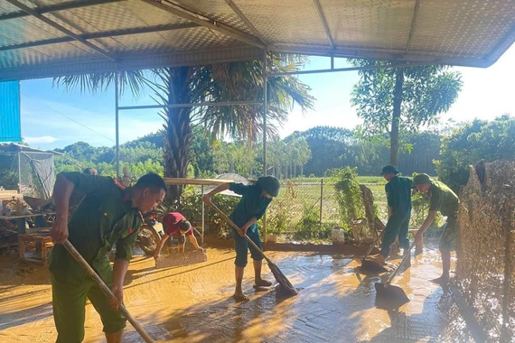 Công an Bắc Ninh giúp dân dọn bùn đất, rửa nhà cửa sau lũ