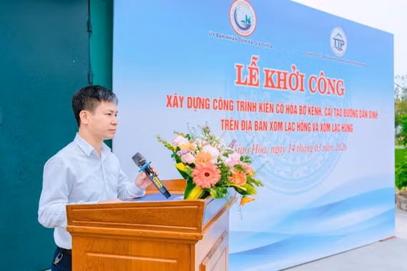 Các gói thầu dự án được đấu thầu rộng rãi qua mạng, nhưng chỉ duy nhất một doanh nghiệp là Công ty Cổ phần xây dựng Thiên Trường Phát trúng thầu, với tổng giá trị khoảng 35 tỷ đồng. (Hình ảnh ông Phùng Văn Hà - Phó Bí thư Đảng ủy, Chủ tịch UBND xã Giao Hòa phát biểu tại Lễ khởi công dự án. Ảnh: https://giaohoa.ninhbinh.gov.vn).