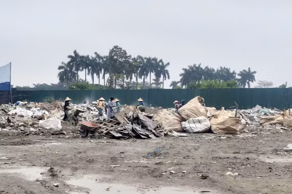 Hà Nội: Bãi đổ thải, tập kết trái phép ở Phú Diễn