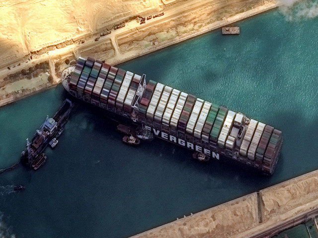 Vụ tàu Evergreen làm tắc kênh đào Suez vào tháng 3/2021), khiến chuỗi cung ứng gần như tê liệt. Dữ liệu từ Lloyd's List cho thấy thiệt hại của vụ kẹt tàu ước tính rơi vào khoảng 9,6 tỉ USD mỗi ngày, tương đương 400 triệu đô mỗi giờ, và 6,7 triệu đô mỗi phút. gettyimages-1231946969-scaled-16169432863181032667583.jpg