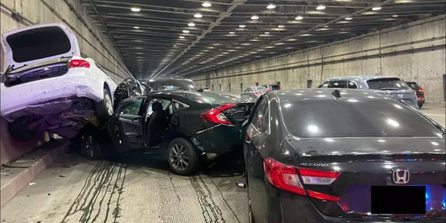 Xe Tesla gây tai nạn liên hoàn tại Mỹ. Trong lời khai với lực lượng chức năng, chủ xe Tesla cho biết khi đang di chuyển trên đường cao tốc, phần mềm tự lái tự lái (Full Self-Driving - FSD) đã điều khiển chiếc xe đột ngột dừng lại. 2-3985.png