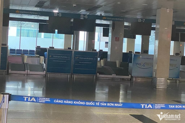 Tại ga T1, ngoài thông báo di dời hoạt động sang ga T3, các quầy thủ tục của Vietnam Airlines cũng 'đóng băng'. Ảnh: Tuấn Kiệt 8.png