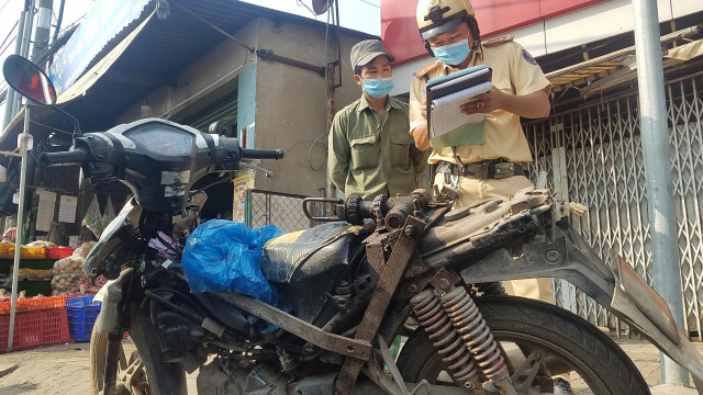 Lực lượng CSGT xử lý trường hợp vi phạm z6746144297925-1b54ecac88abf8b5d908e19a16978d24.jpg