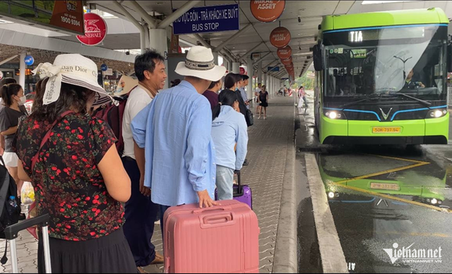 Hành khách chờ lên xe buýt trung chuyển sang ga T3 sân bay Tân Sơn Nhất. Ảnh: Tuấn Kiệt 9.png