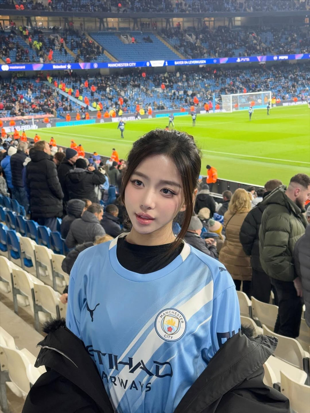 Gái xinh mặc áo bóng đá – Sự pha trộn đầy quyến rũ của phong cách thể thao và thời trang hiện đại