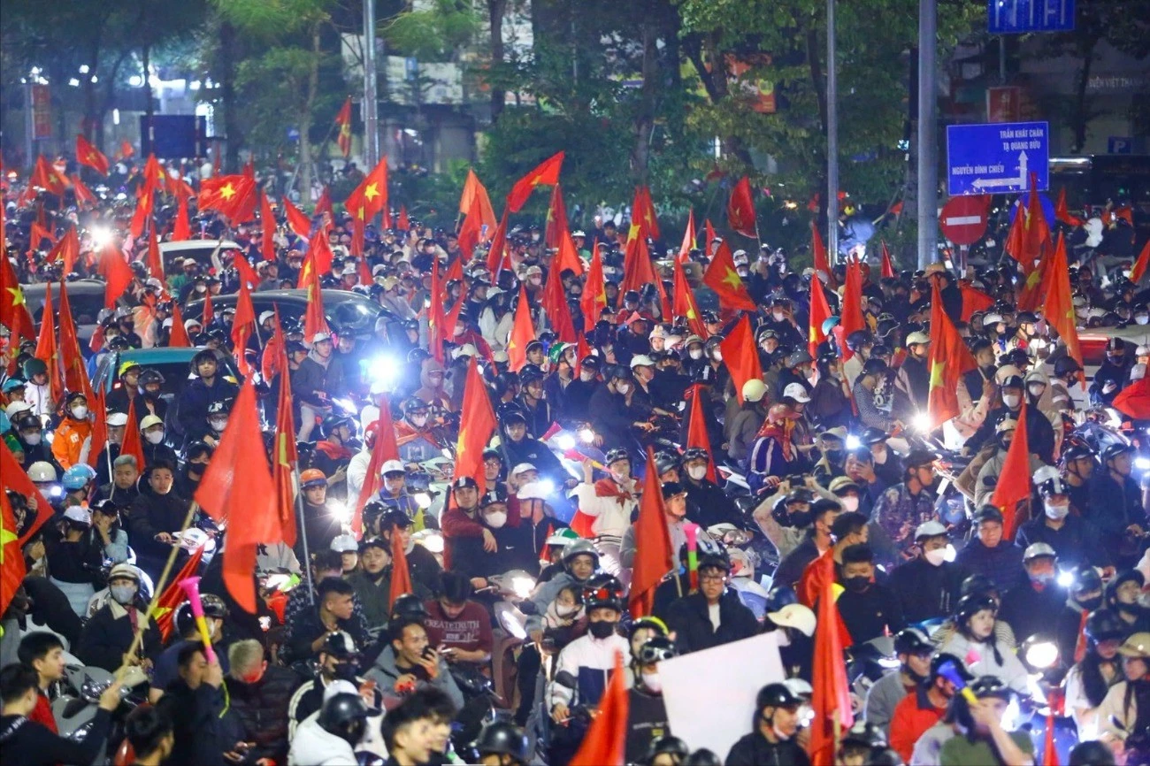 'Biển người' tràn xuống đường mừng U23 Việt Nam vào bán kết