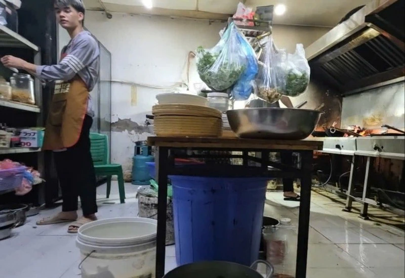 Nhếch nhác quán bia, quán phở ở Hà Nội