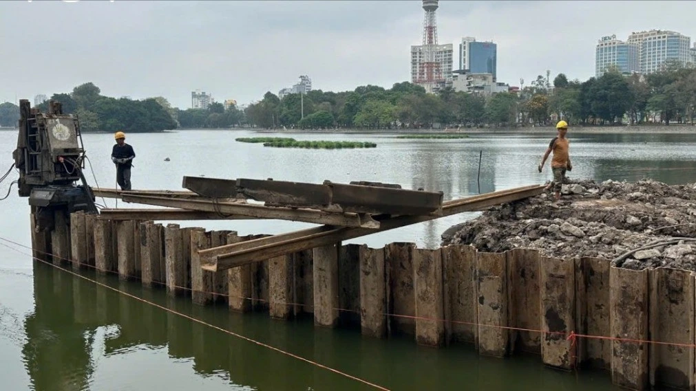 Đẩy nhanh tiến độ thi công trạm bơm hồ điều hòa giữa công viên Thống Nhất