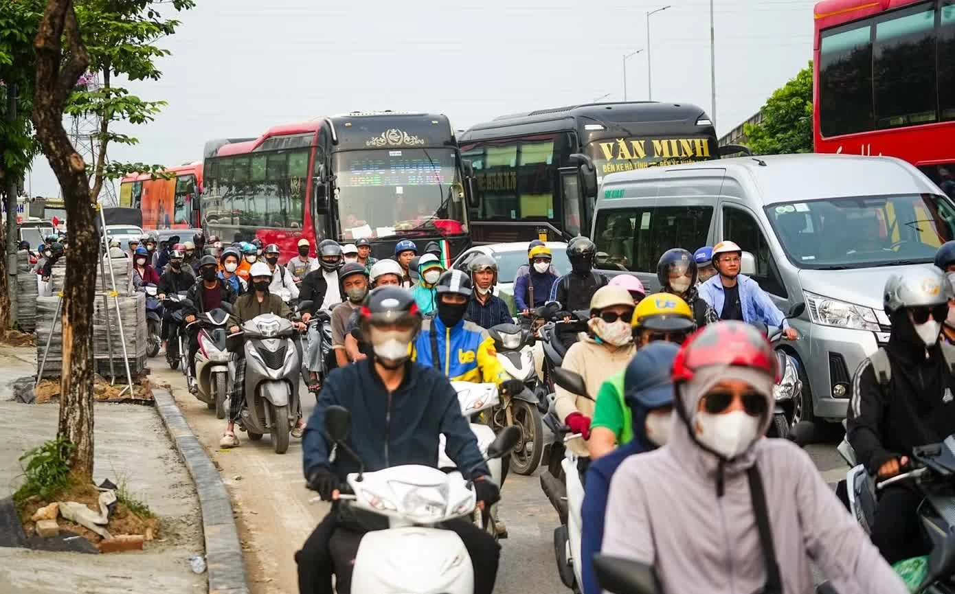 Dòng phương tiện nối dài trở lại Thủ đô sau kỳ nghỉ Giỗ Tổ