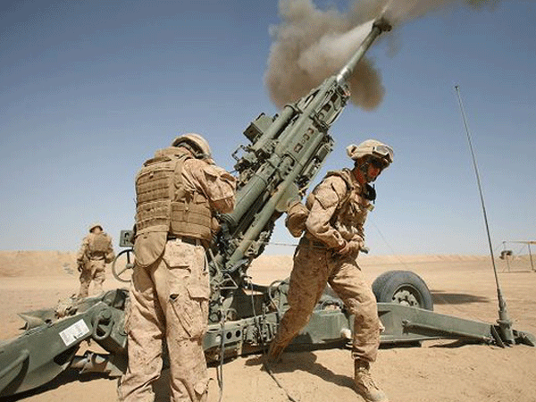 Để vận hành một khẩu lựu pháo này sẽ cần khoảng 7-8 binh sĩ, tuy cần khá nhiều người nhưng bù lại, khẩu lựu pháo M-777 dũng mãnh này có thể nhả đạn từ 2-7 vòng/ phút, giữ được sự cơ động và uy thế chiến trường.