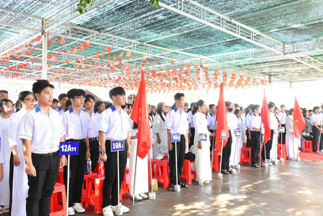Học sinh Trường THPT Hòa Tú (Xã Hòa Tú, TP Cần Thơ) nghiêm trang thực hiện nghi lễ chào cờ 111111110.jpg
