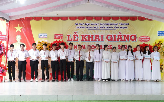 Đồng chí Trần Văn Lâu, Chủ tịch UBND TP Cần Thơ trao học bổng tặng các em học sinh Trường THPT Vĩnh Thạnh 1111111.jpg