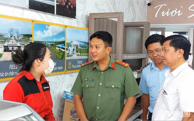 Đoàn liên ngành đã đến kiểm tra cửa hàng C.P. Fresh Shop Mỹ Xuyên (Sóc Trăng) chiều 30/5. Ảnh: Trần Tuyên 2.jpg