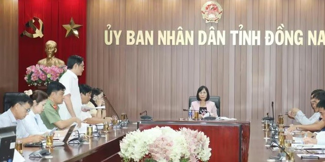Phó Giám đốc Sở Nông nghiệp và Môi trường tỉnh Đồng Nai Trần Trọng Toàn báo cáo tiến độ thực hiện thủ tục pháp lý mỏ đá và công tác phân khai vật liệu xây dựng cho các dự án giao thông trọng điểm phía Nam. (Ảnh: Hoàng Lộc) 2-9709.jpg