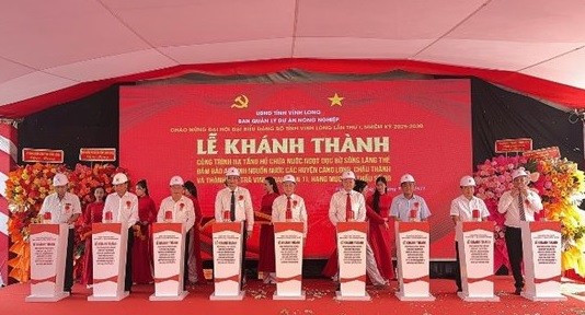 Các đại biểu tham gia bấm nút khánh thành công trình 2222.jpg