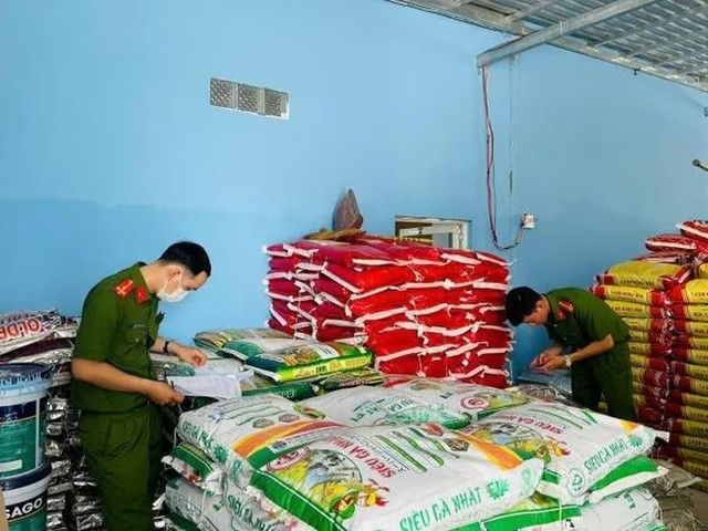 Lực lượng Công an tỉnh Cà Mau kiểm tra hàng hoá.( Ảnh: CACM) 111111111.jpg