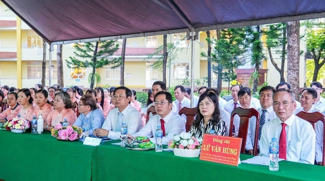 Ủy viên Ban Chấp hành Trung ương Đảng, Trưởng Đoàn Đại biểu Quốc hội tỉnh Lữ Văn Hùng, dự lễ khai giảng tại Trường THPT Chuyên Phan Ngọc Hiển (phường An Xuyên). 4-1714.jpg