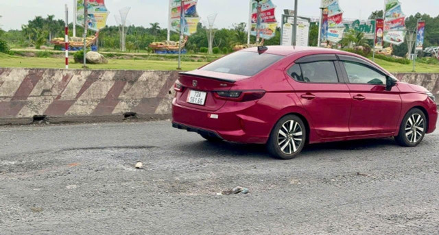 Mặt đường Quốc lộ 51 đoạn trước cổng Khu du lịch Sơn Tiên thường xuyên xuất hiện ổ gà mặc dù được dặm vá liên tục 1111.jpg