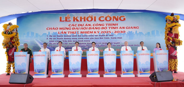 Lãnh đạo tỉnh An Giang, đại diện chính quyền địa phương và nhà thầu thi công thực hiện nghi thức khởi công 3 dự án 1-443.jpg