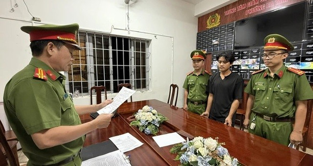 Lực lượng chức năng đọc quyết định khởi tố bị can, lệnh bắt tạm giam Lê Minh Nhân (Ảnh : CACC) 2.jpg