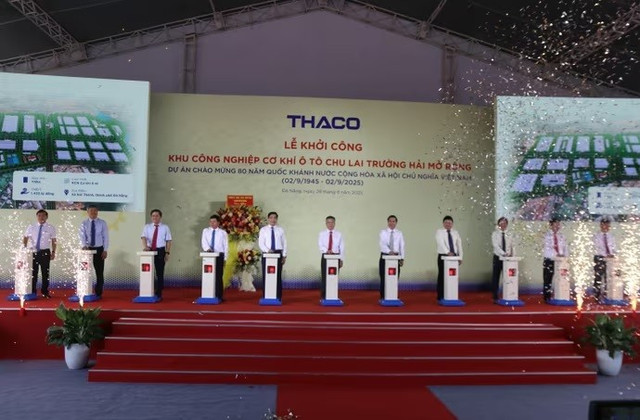 Các đại biểu ấn nút khởi động dự án 3333-3228.jpg