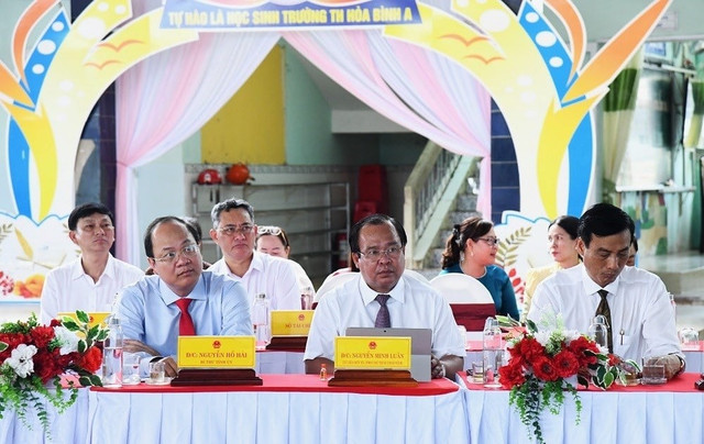 Bí thư Tỉnh ủy Nguyễn Hồ Hải và Phó Chủ tịch UBND tỉnh Nguyễn Minh Luân dự lễ khai giảng tại Trường Tiểu học Hòa Bình A 44-9758.jpg