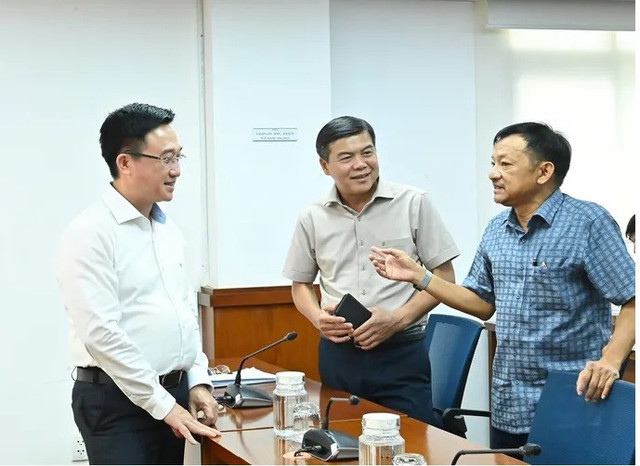 Phó Bí thư Thành ủy TPHCM Đặng Minh Thông trao đổi với các đại biểu trước buổi họp báo. Ảnh: VIỆT DŨNG 1-1467.jpg