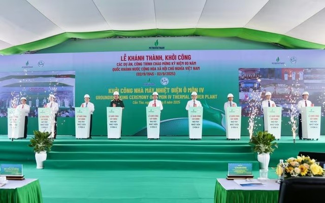Đại biểu tham dự thực hiện nghi thức khởi công Nhà máy Nhiệt điện Ô Môn IV. (Ảnh: Petrovietnam) 1.jpg