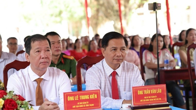 Các đại biểu TP Cần Thơ dự lễ khai giảng tại Trường THPT Vĩnh Thạnh 11.jpg