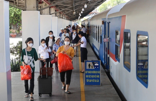 Hành khách đi tàu tại ga Sài Gòn (Ảnh: Quỳnh Trần) 2.jpg
