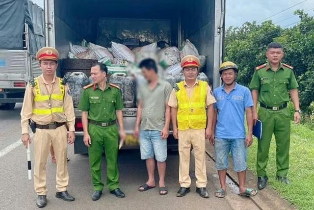 Lực lượng chức năng phát hiện khoảng 7 tấn mỡ động vật không rõ nguồn gốc trên xe tải (Ảnh: Công an Đồng Nai) 22.jpg