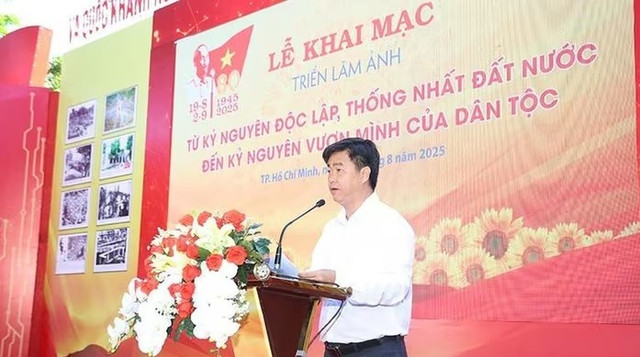 Đồng chí Lê Văn Minh, Phó Trưởng Ban Tuyên giáo và Dân vận Thành ủy TP HCM phát biểu khai mạc triển lãm. (Ảnh: Ban tổ chức) 1.jpg