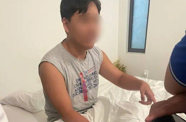 Công an nhanh chóng giải cứu em N.V.M.T (Ảnh: CA) 22-7003.jpg