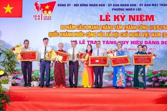 Trao huy hiệu Đảng cho các đảng viên dịp Quốc khánh 2.9. (Ảnh: BTC) 11.jpg