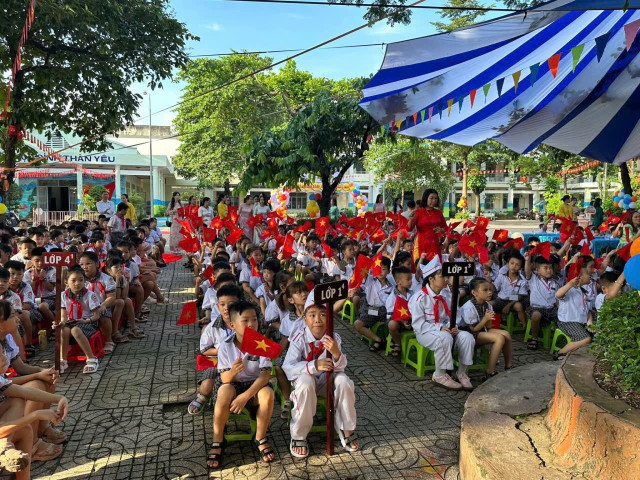 Học sinh trường tiểu học Chu Văn An, TP Biên Hòa, Tỉnh Đồng Nai hân hoan tham dự lễ khai giảng chính thức bước vào năm học mới 2.jpg