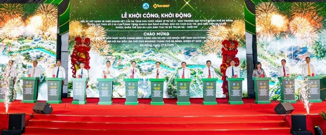 Các đại biểu thực hiện nghi thức khởi công dự án 22222.jpg