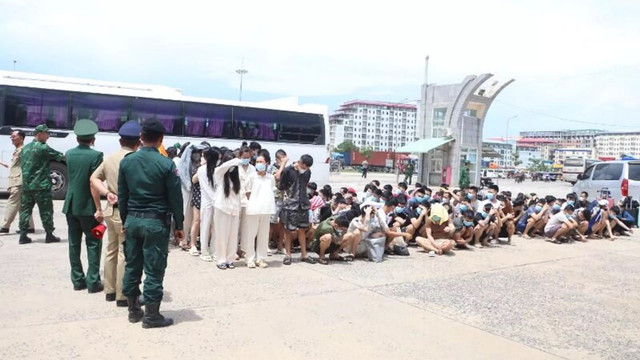 Campuchia trao trả 79 công dân Việt Nam (Ảnh: CA) 22.jpg