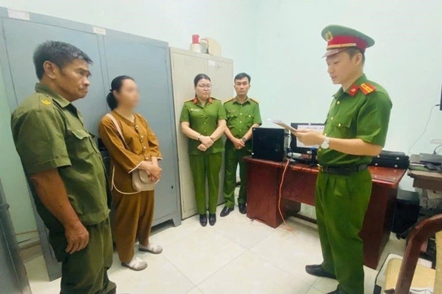Cơ quan CSĐT Công an tỉnh thi hành Lệnh bắt bị can đối với Lê Ngọc Phương. (Ảnh: CACC) 1-8859.jpg