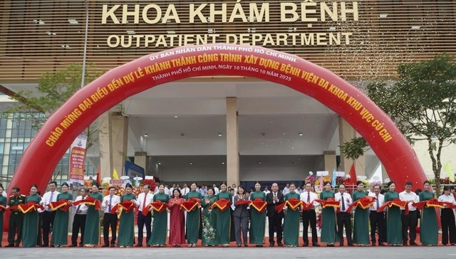 Các đại biểu tham gia cắt băng khánh thành bệnh viện 1-4097.jpg
