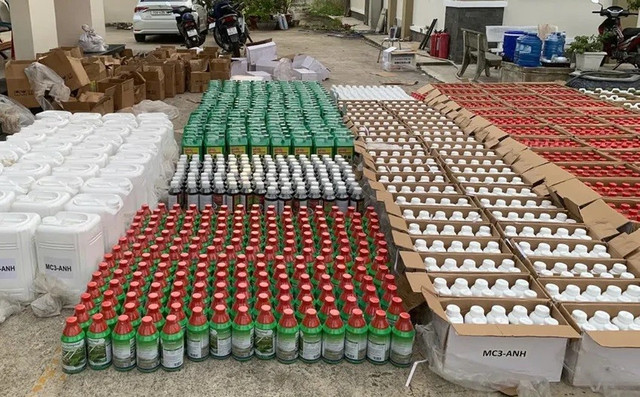 Hơn 5.800 lít thuốc bảo vệ thực vật có nhãn hiệu nước ngoài (Ảnh: CATN) 3.jpg
