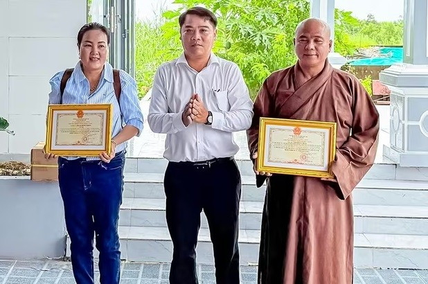 UBND xã U Minh trao giấy chứng nhận tấm lòng vàng cho nhà tài trợ 22.jpg