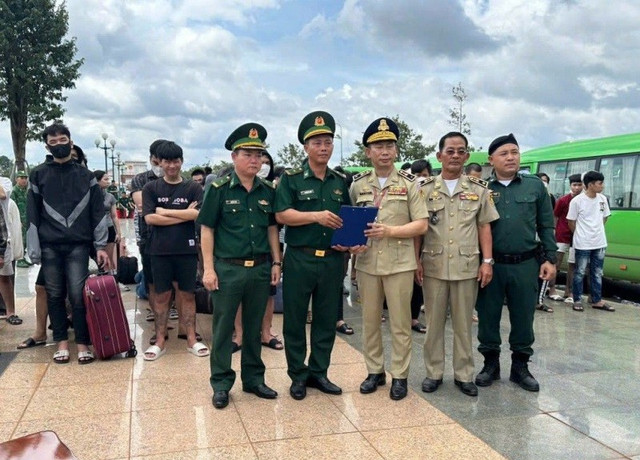 Hai bên trao đổi biên bản bàn giao 85 công dân Việt Nam (Ảnh Công an) 1114111.jpg