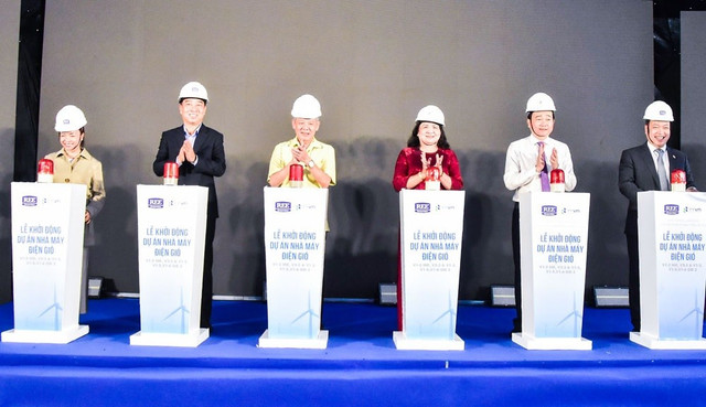 Lãnh đạo tỉnh và nhà đầu tư thực hiện nghi thức khởi động dự án 1-9168.jpg