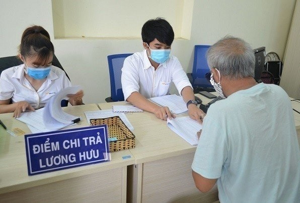 Chi trả lương hưu, trợ cấp cho người hưởng (Ảnh tư liệu) 44.jpg