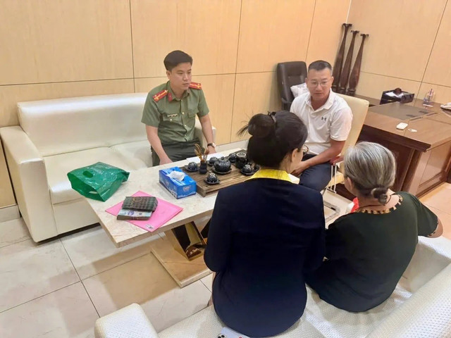 Cán bộ Phòng An ninh kinh tế, Phòng An ninh mạng và Phòng chống tội phạm sử dụng công nghệ cao có mặt tại ngân hàng để ngăn chặn bà V. chuyển tiền cho đối tượng lừa đảo. (Ảnh: Công an tỉnh Đồng Nai) 111.jpg
