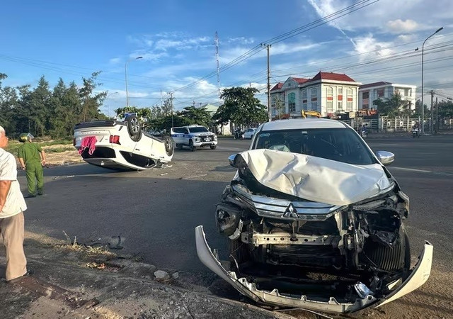 Hiện trường vụ tai nạn hai xe tông nhau, một chiếc lật ngửa 4.jpg