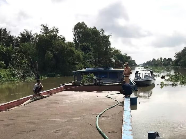 Phương tiện vi phạm trên Kênh 28 bị lực lượng Công an tạm giữ. (Ảnh:CA) 1111.jpg